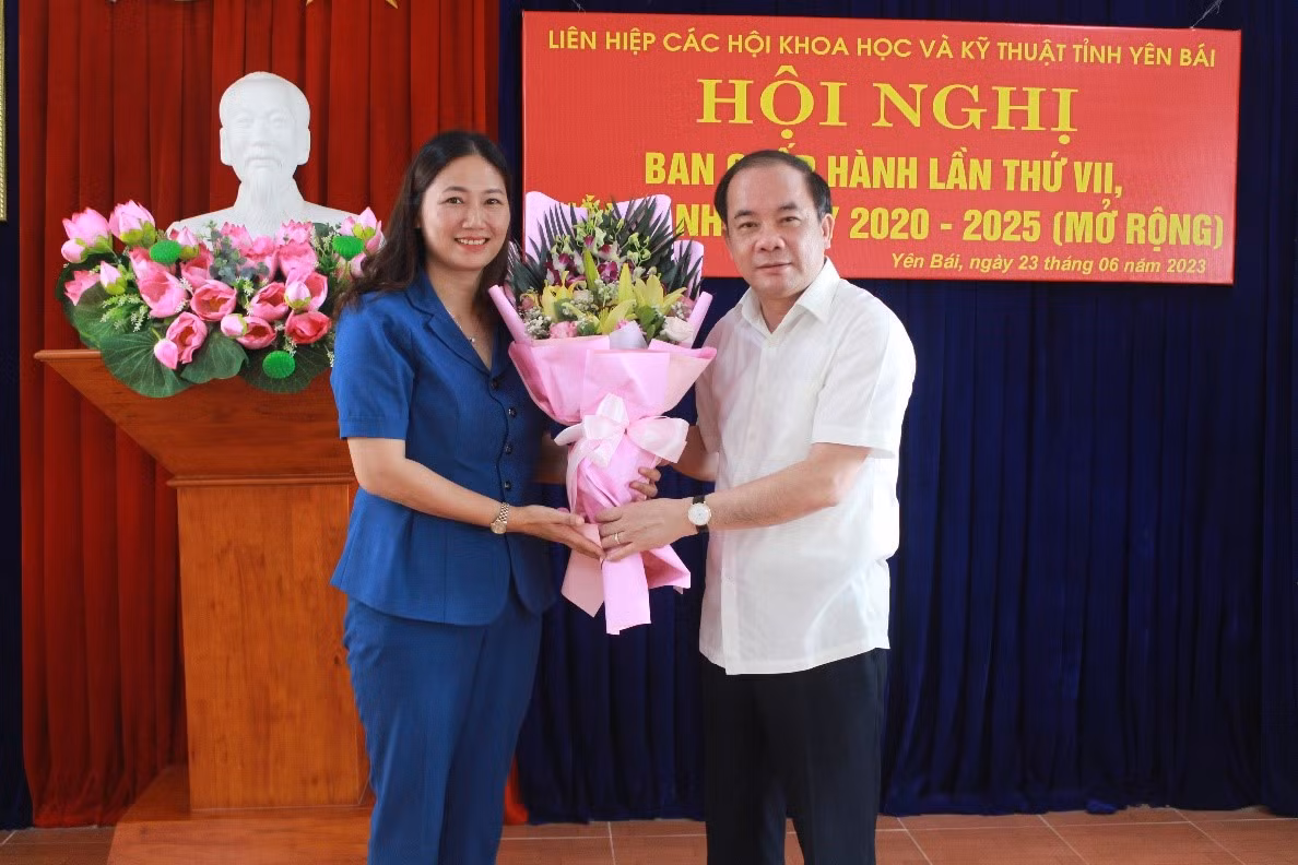 Phó Bí thư Thường trực Tỉnh uỷ Yên Bái Tạ Văn Long tặng hoa chúc mừng bà Đoàn Thị Thanh Tâm được bầu bổ sung giữ chức Phó Chủ tịch Liên hiệp Hội tỉnh