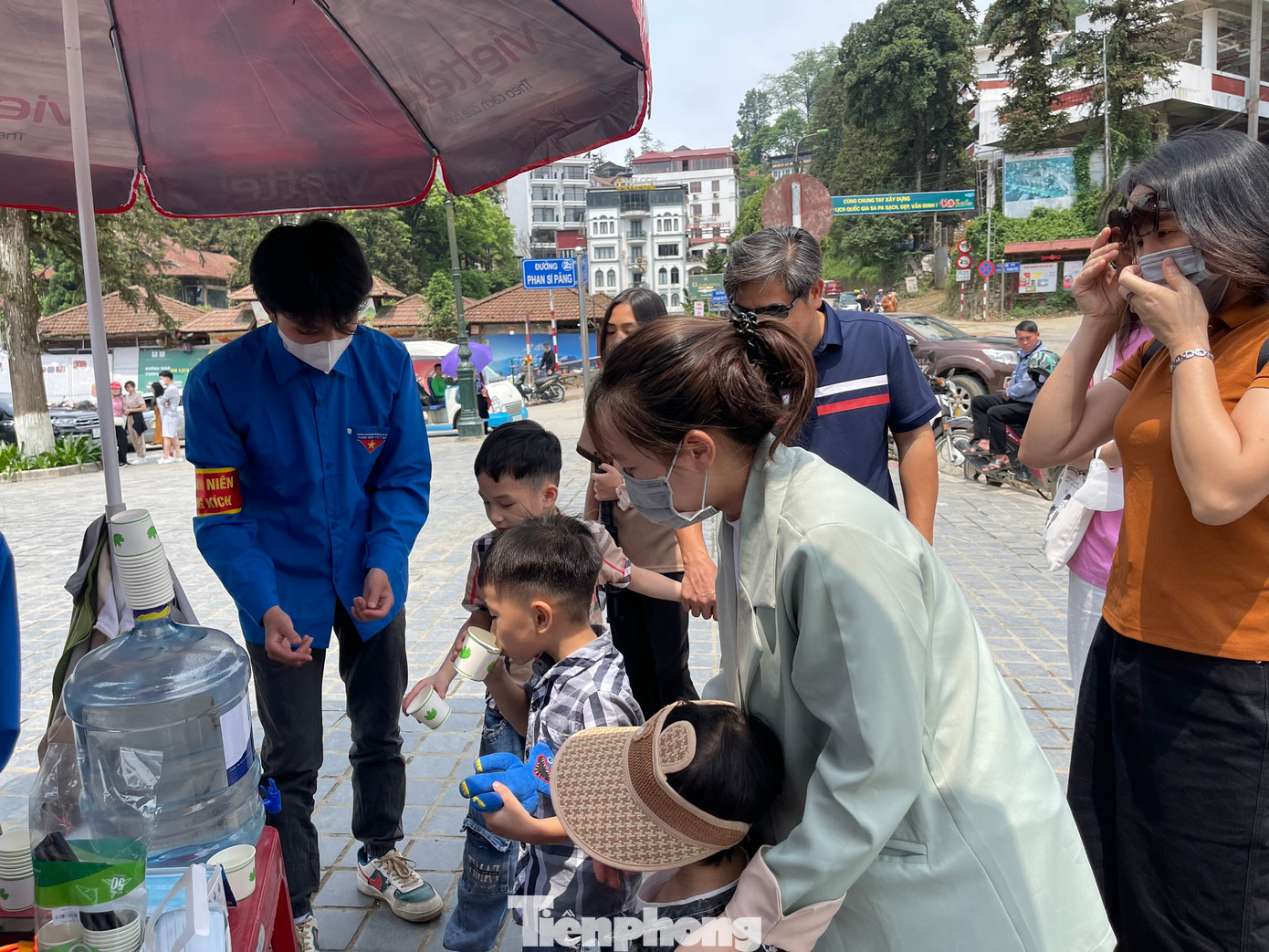 Ngoài ra, trong dịp nghỉ lễ, thị đoàn Sa Pa còn thành lập nhiều đội xung kích, tình nguyện ra quân phục vụ hỗ trợ khách du lịch tới tham quan trên địa bàn thị xã, cung cấp nước, phát khẩu trang miễn phí cho du khách.