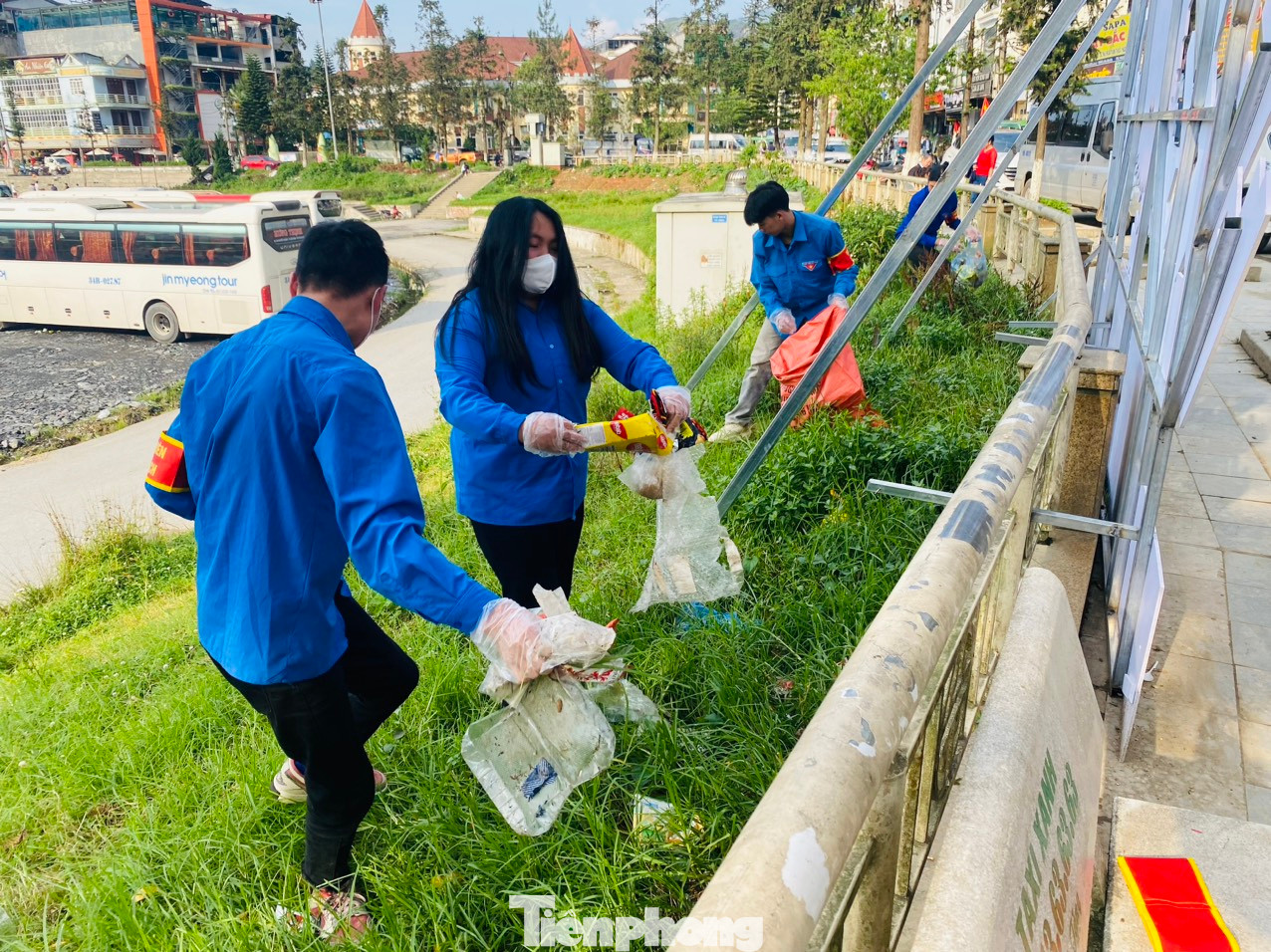 Dịp nghỉ lễ 30/4 - 1/5, thị đoàn Sa Pa thành lập các đội thanh niên xung kích tình nguyện ra quân vệ sinh môi trường, thu gom, phân loại rác thải tại tuyến đường, khu phố trên địa bàn thị xã.