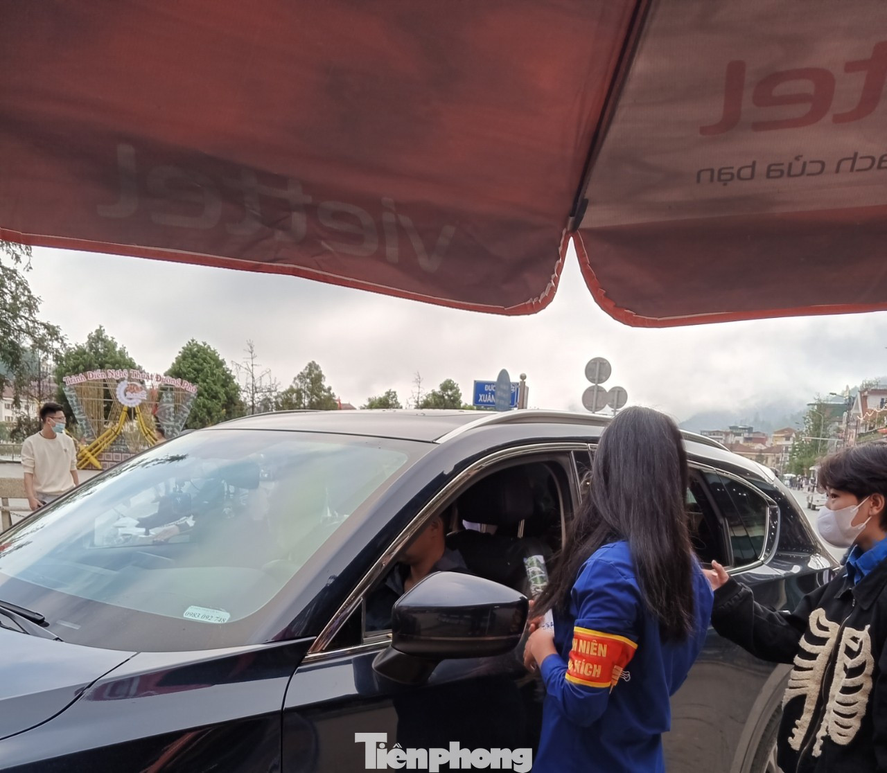 Tham gia chỉ dẫn, phân luồng giao thông, hướng dẫn đi đến các bãi đỗ xe, điểm đỗ xe, đảm bảo trật tự an toàn giao thông, trật tự đô thị.