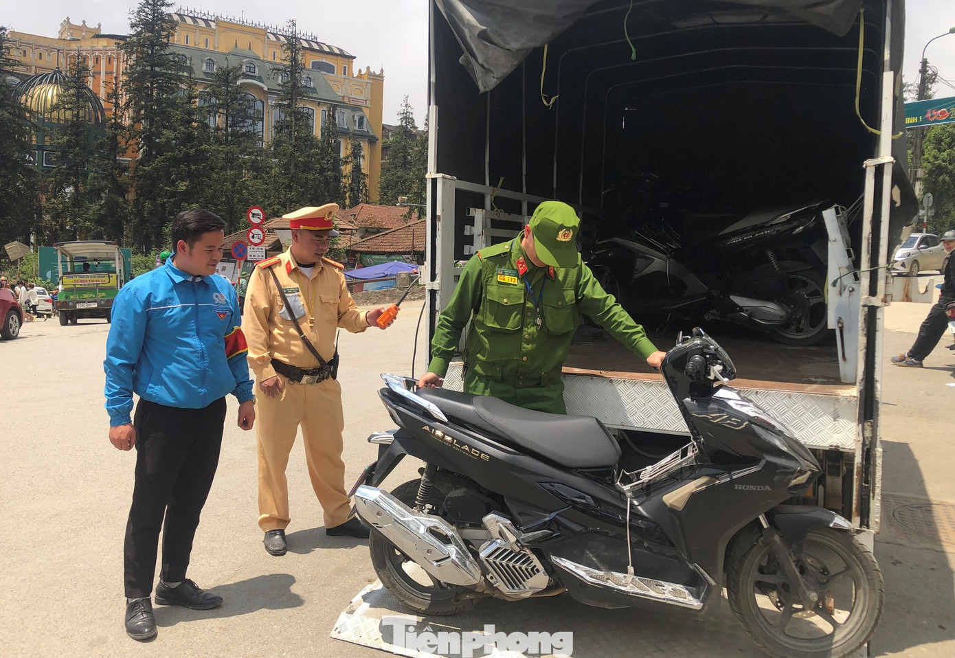 Phối hợp với lực lượng cảnh sát giao thông thị xã thành lập 12 điểm chốt giao thông không cho xe khách từ 16 chỗ trở lên, xe tải trên 1,5 tấn vào khu nội thị để tránh ùn tắc giao thông.