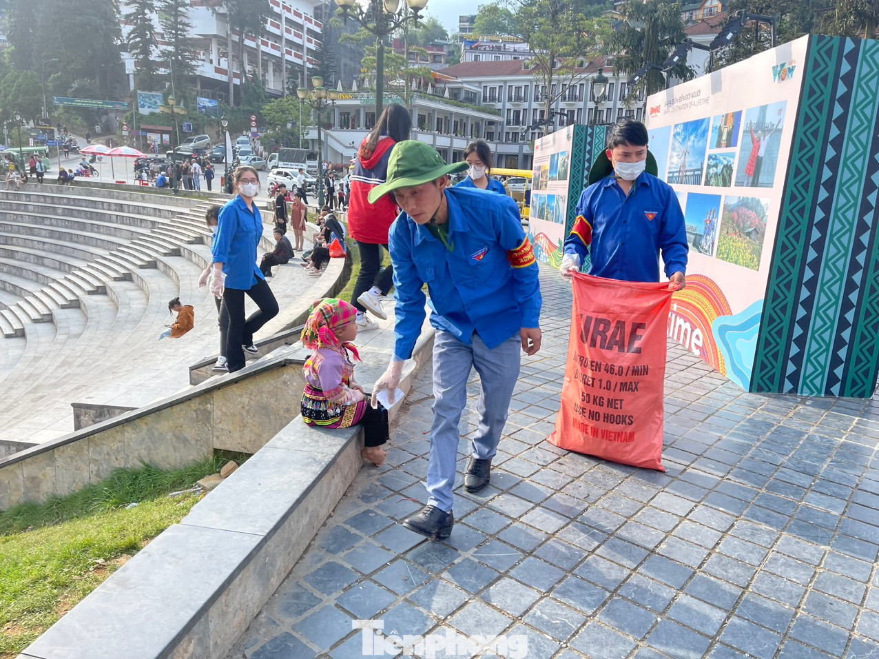 Hoạt động thu hút 100 lượt đoàn viên, thanh niên từ các xã, phường trên địa bàn thị xã Sa Pa tham gia. Đây là hoạt động thiết thực nhằm đảm bảo vệ sinh môi trường xanh - sạch - đẹp, phục vụ du khách trong nước và quốc tế đến tham quan khu du lịch Sa Pa.