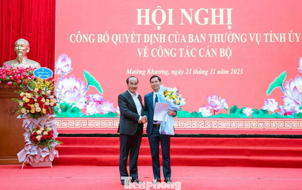 Ông Vũ Xuân Cường - Phó Bí thư Thường trực Tỉnh ủy Lào Cai trao quyết định và tặng hoa chúc mừng tân Phó Bí thư huyện Mường Khương. Ông Vũ Xuân Cường - Phó Bí thư Thường trực Tỉnh ủy Lào Cai trao quyết định và tặng hoa chúc mừng tân Phó Bí thư huyện Mường Khương.