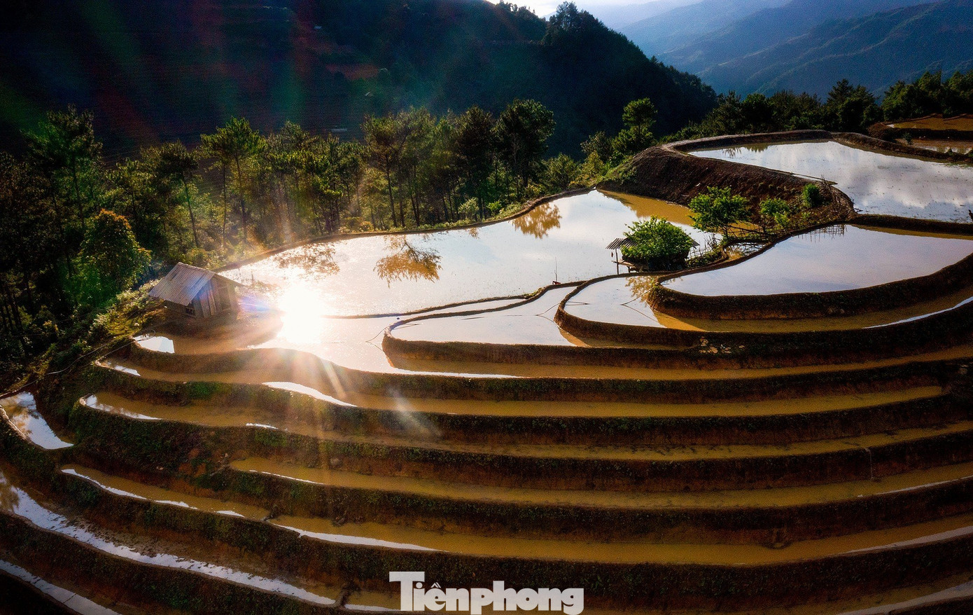 Mùa đổ nước, người dân đắp đập, ke bờ, dẫn nước vào ruộng để chuẩn bị cày ải, gieo mạ và cấy lúa. Đâu đâu cũng thấy những thửa ruộng bậc thang xếp tầng tầng, lớp lớp trải rộng khắp các triền núi.