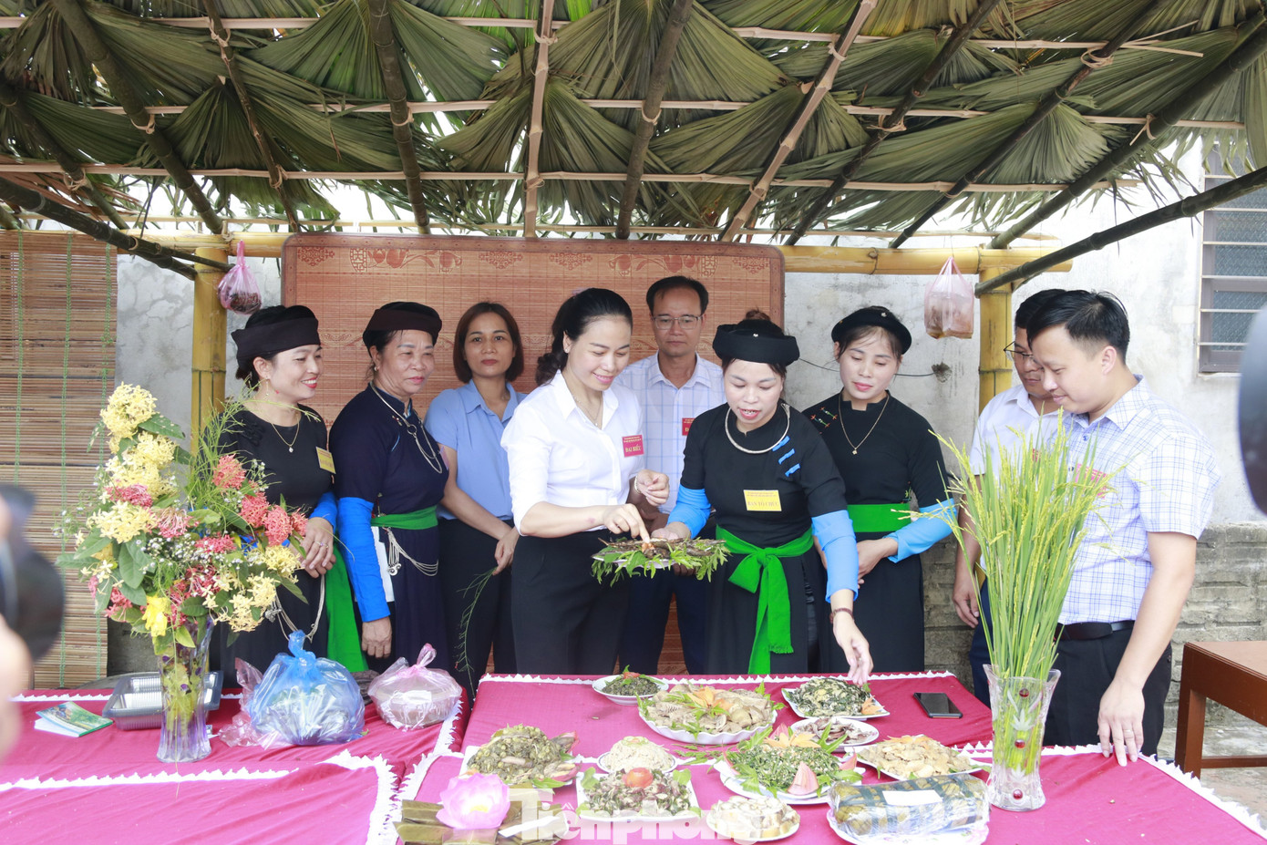 Tại ngày hội, đại biểu và du khách thập phương đã được tham quan các gian hàng ẩm thực và trưng bày các hiện vật văn hóa, dụng cụ sản xuất, trang phục, nhạc cụ của đồng bào dân tộc Tày.