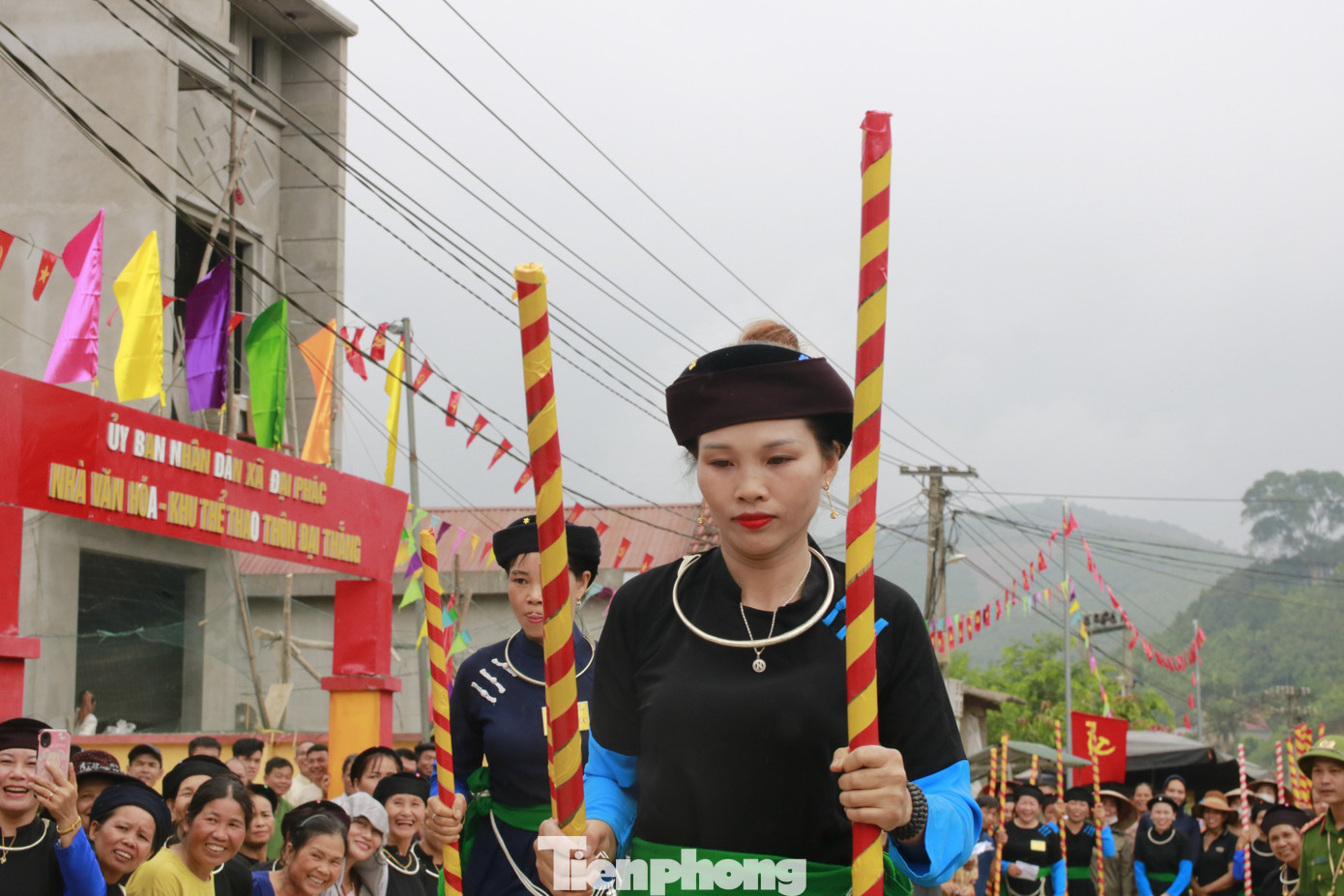 Tại nội dung này, có sự tham gia thi của các nội dung từ nam đến nữ với nhiều phần thi hấp dẫn, thu hút sự chú ý, quan tâm của đông đảo người dân.
