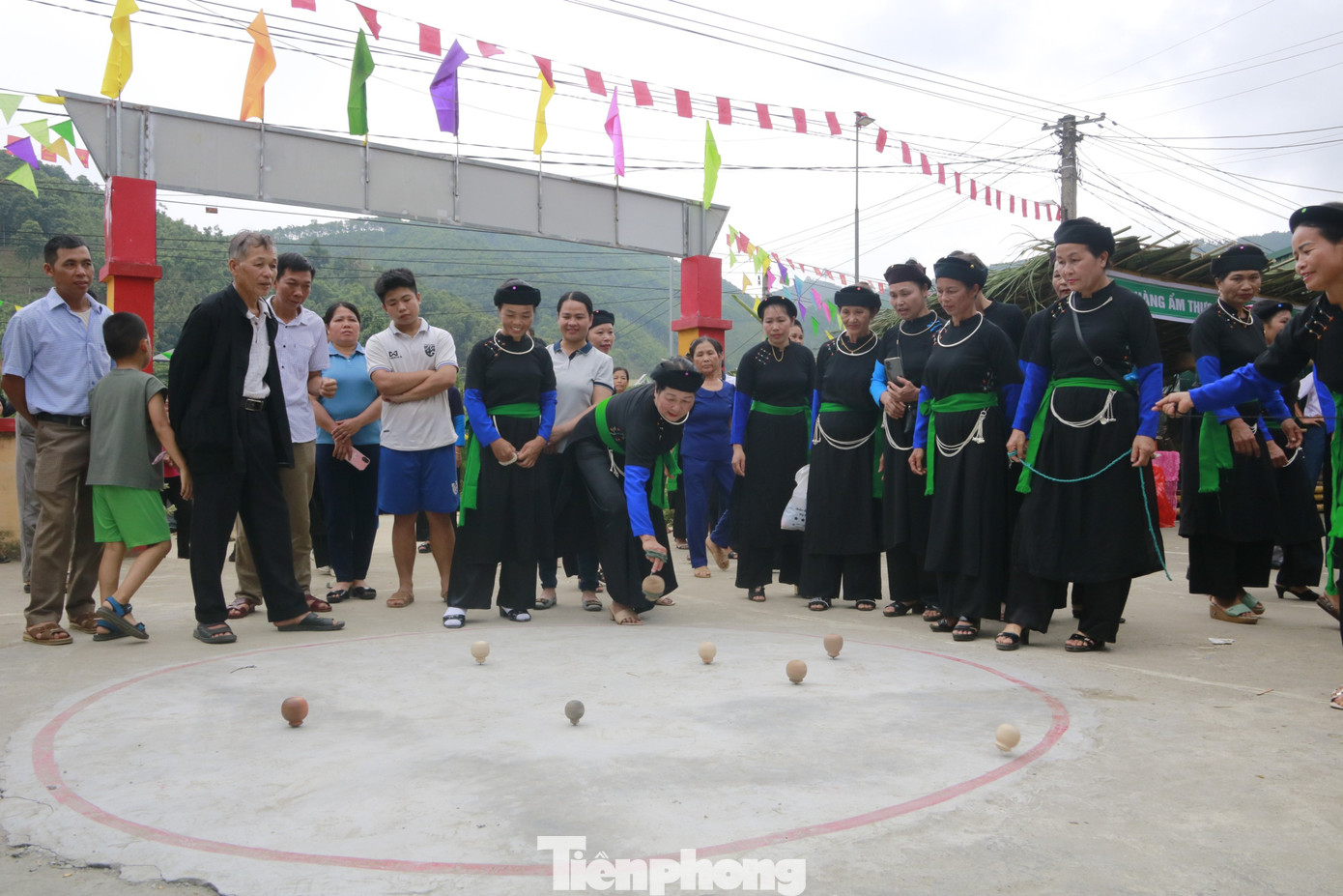 Thưởng thức các tiết mục văn nghệ hát then, khắp Tày, múa dân tộc Tày, tham gia các trò chơi dân gian như đánh quay, kéo co...