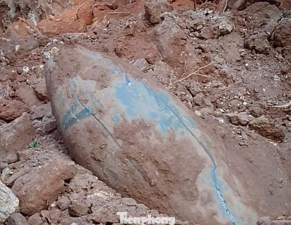 Quả bom hơn 300 kg được phát hiện khi san hạ taluy.