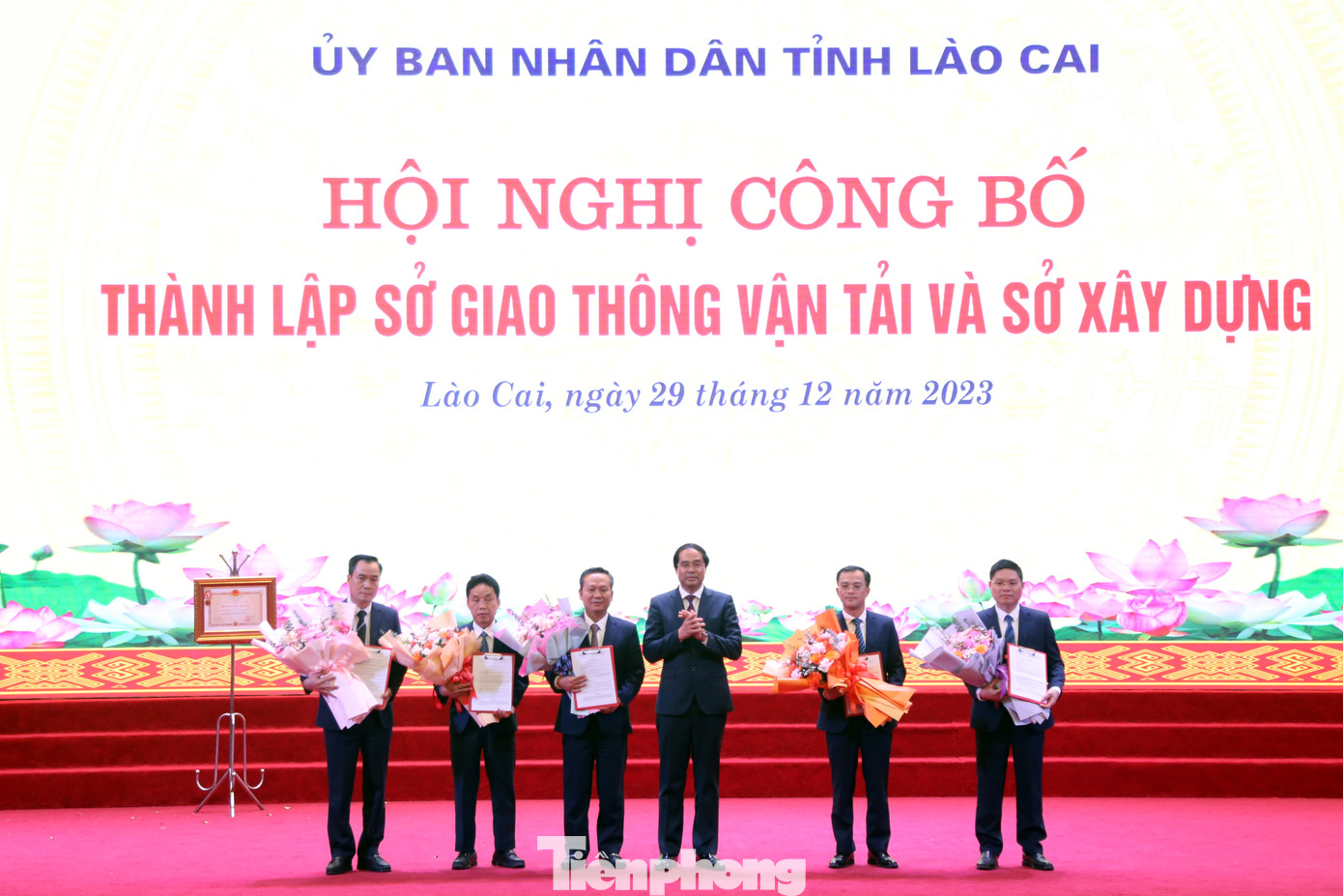 Chủ tịch UBND tỉnh Trịnh Xuân Trường trao quyết định về công tác cán bộ và tặng hoa chúc mừng lãnh đạo Sở Giao thông vận tải và Sở Xây dựng.