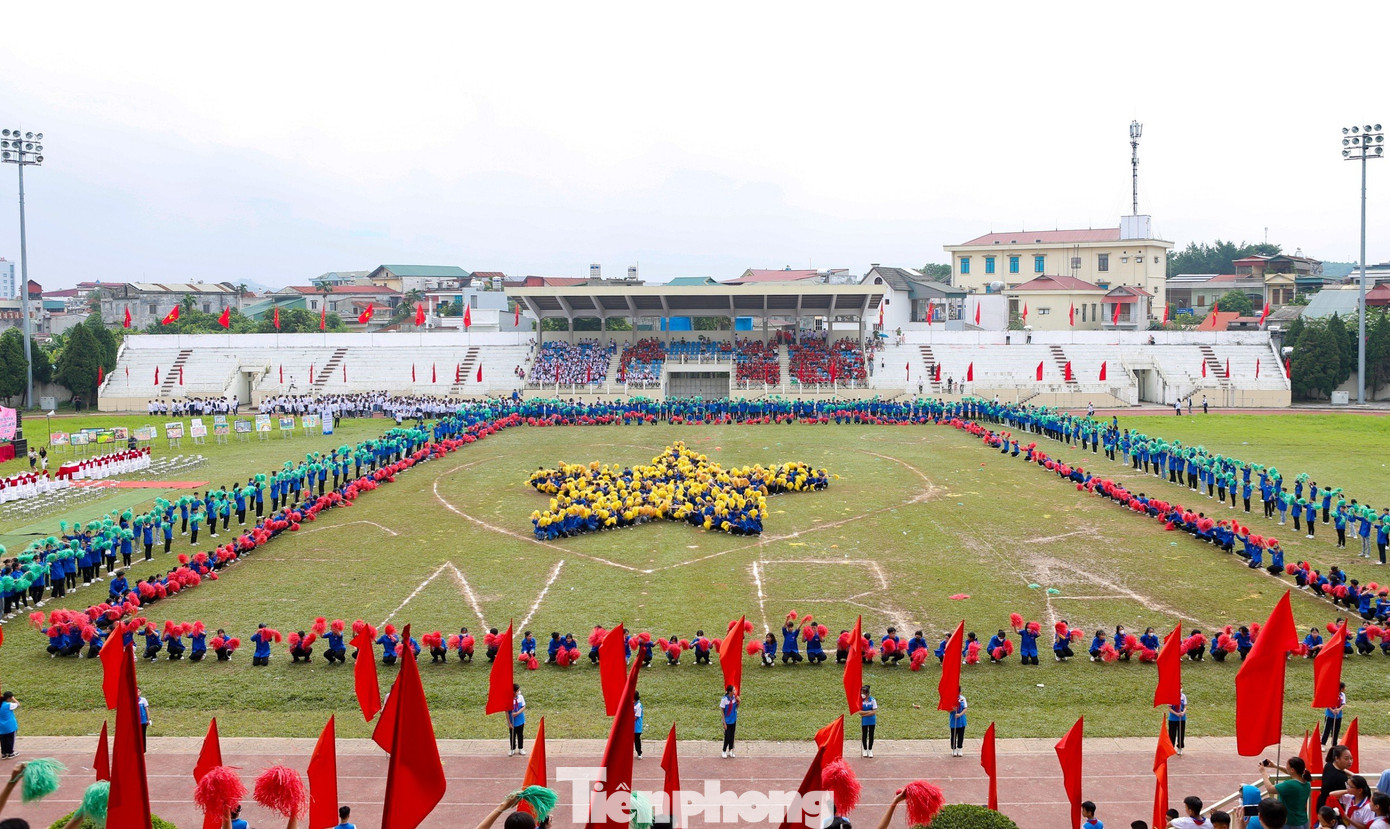 Đặc biệt, tại ngày hội diễn ra màn đồng diễn dân vũ và xếp hình ngôi sao 5 cánh màu vàng đầy ấn tượng trên sân vận động của 1.500 đoàn viên thanh niên đến từ trường THPT và THCS trên địa bàn TP Yên Bái.