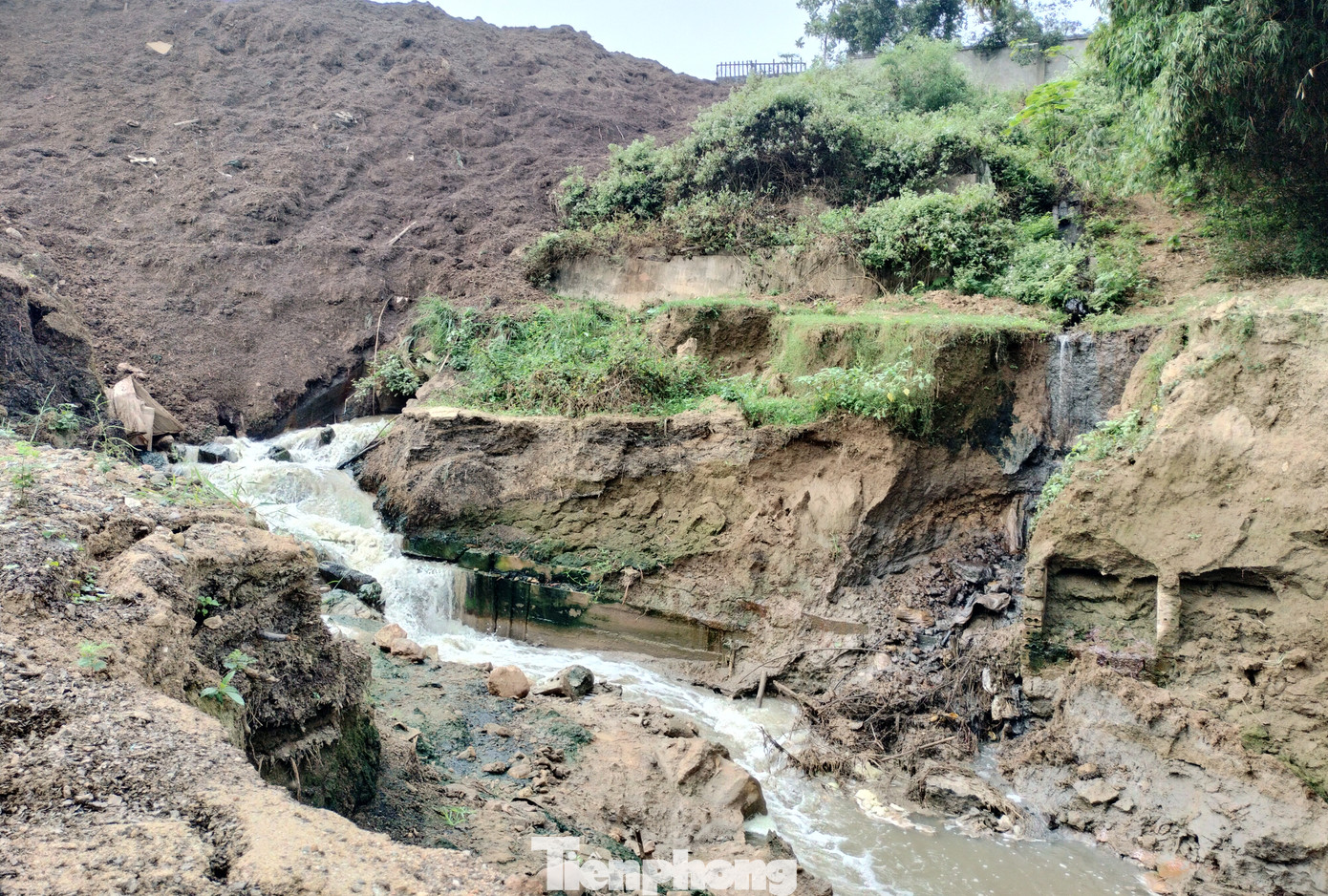 Khu vực cống xả chính nước thải bọt trắng xóa. Khu vực cống xả chính nước thải bọt trắng xóa.