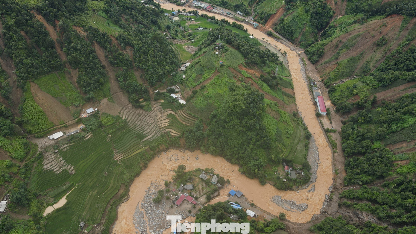 Theo thống kê ban đầu, trên tuyến quốc lộ 32 đoạn từ Km300 - Km329 qua huyện Mù Cang Chải có hơn 100 điểm sạt taluy dương. Trong đó có 3 vị trí mất đường, mỗi vị trí dài khoảng 100m, gây ách tắc giao thông.