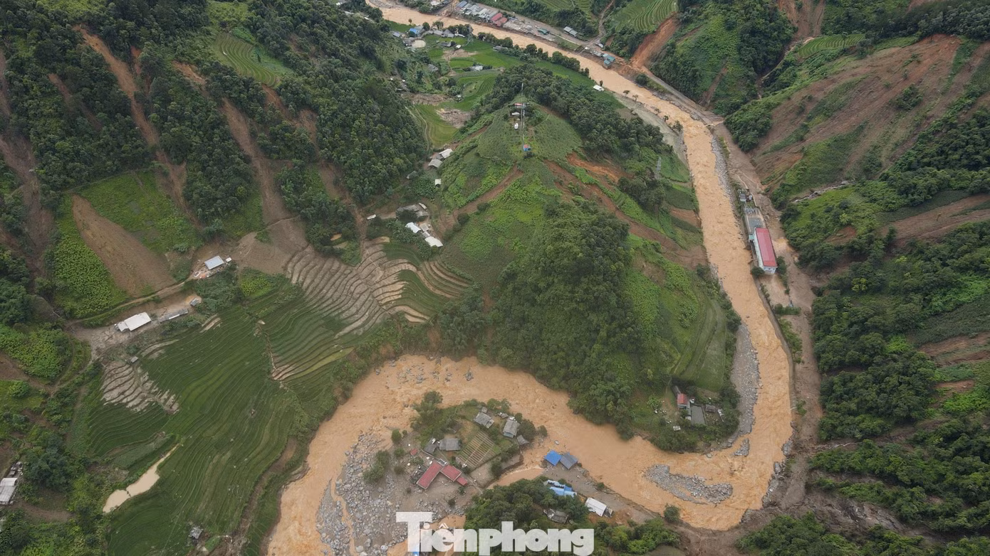 Theo thống kê ban đầu, trên tuyến quốc lộ 32 đoạn từ Km300 - Km329 qua huyện Mù Cang Chải có hơn 100 điểm sạt taluy dương. Trong đó có 3 vị trí mất đường, mỗi vị trí dài khoảng 100m, gây ách tắc giao thông.