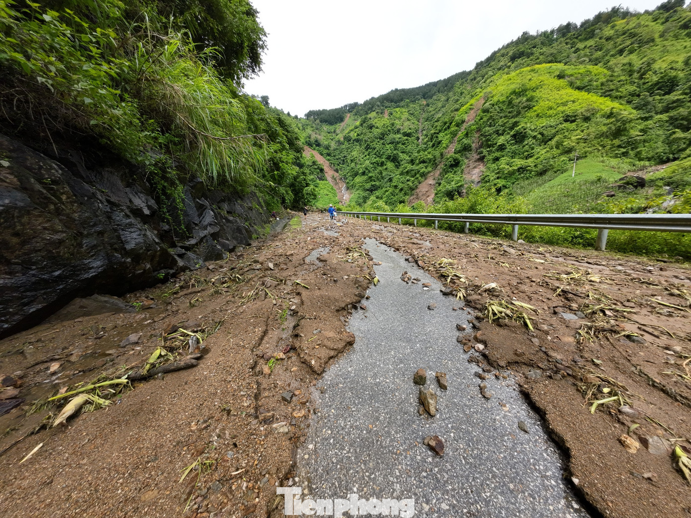 Hiện các tổ công tác đang đến những nơi bị thiệt hại để nắm tình hình và chỉ đạo tiếp tục khắc phục các tuyến đường bị tắc, thông tuyến sớm; đồng thời hỗ trợ cho các nhà dân bị đất đá sạt lở, lăn vào nhà…