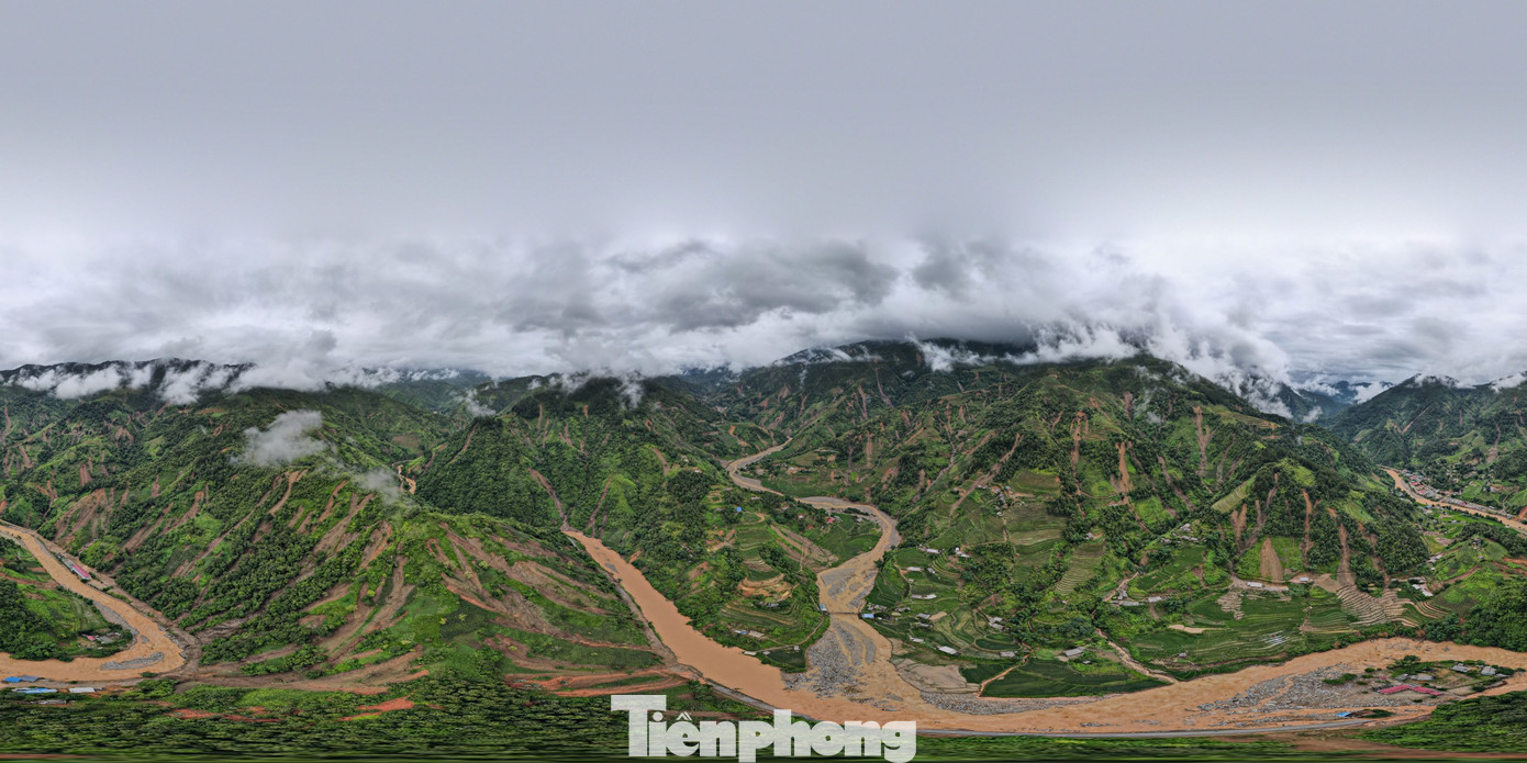 Các đơn vị quản lý, bảo trì đang tập trung huy động máy xúc đất tại điểm sạt lở để giải phóng đất đá, dự kiến thông tuyến trong 3 ngày tới.