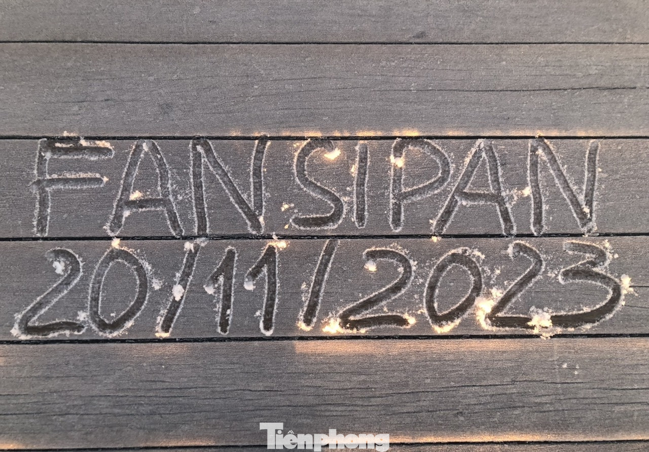 Khoảng 6h sáng 20/11, băng bắt đầu xuất hiện trên đỉnh Fansipan.