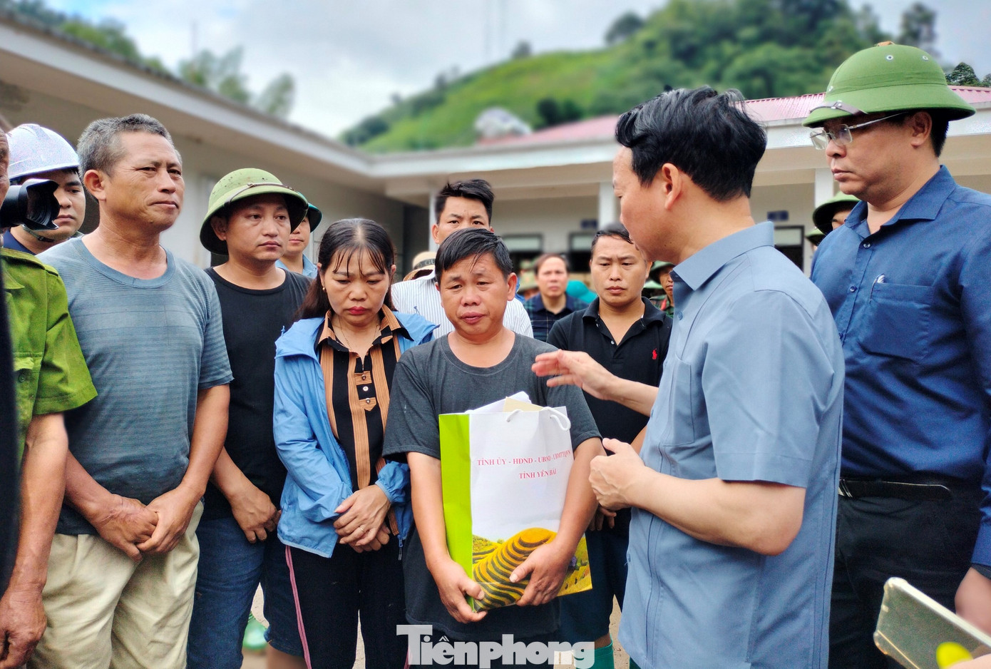 "Tôu rất cảm thông với những mất mát của bà con, mong bà con cố gắng vượt qua khó khăn, sớm ổn định cuộc sống. Hiện, chính quyền địa phương vẫn đang nỗ lực hết mình để sắp xếp chỗ ở, hỗ trợ bà con gạo, nhu yếu phẩm trong thời gian tới", ông Đỗ Đức Duy nói.