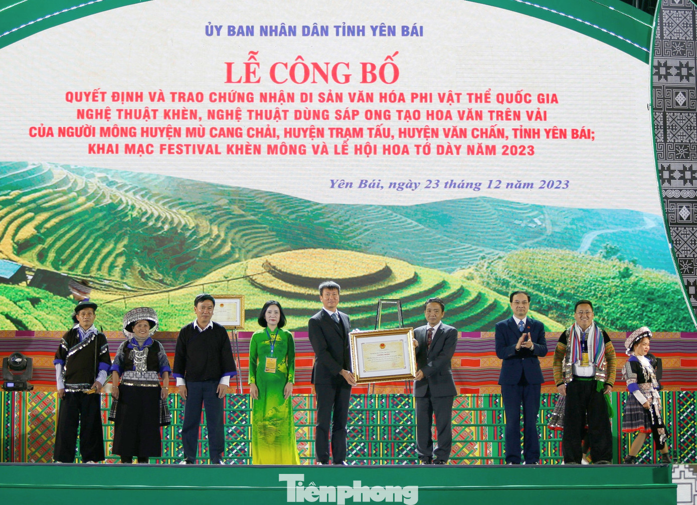 Trao Chứng nhận di sản văn hóa phi vật thể quốc gia đối với Nghệ thuật Khèn và Nghệ thuật dùng sáp ong tạo hoa văn trên vải của người Mông huyện Mù Cang Chải, huyện Trạm Tấu, huyện Văn Chấn. Trao Chứng nhận di sản văn hóa phi vật thể quốc gia đối với Nghệ thuật Khèn và Nghệ thuật dùng sáp ong tạo hoa văn trên vải của người Mông huyện Mù Cang Chải, huyện Trạm Tấu, huyện Văn Chấn.