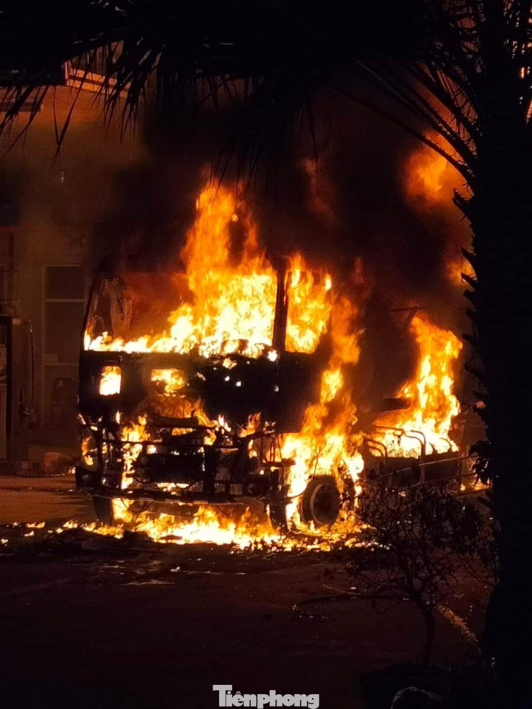 Chiếc xe bồn chở xăng bị thiêu rụi hoàn toàn. Ảnh: NDCC