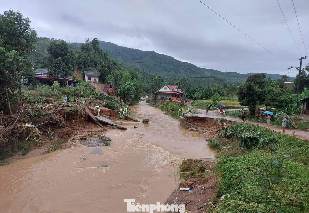 Mưa lớn đêm 6/10 đến ngày 7/10 khiến Yên Bái thiệt hại nặng nề về người và tài sản. Mưa lớn đêm 6/10 đến ngày 7/10 khiến Yên Bái thiệt hại nặng nề về người và tài sản.