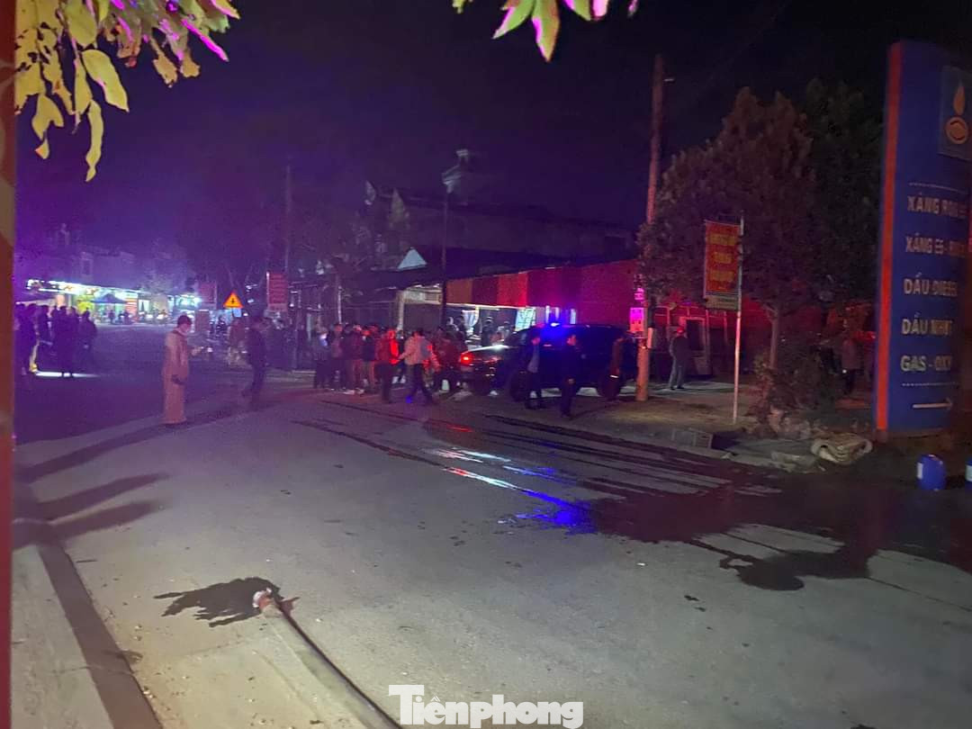 Lực lượng chức năng đã nhanh chóng có mặt để khống chế, dập tắt đám cháy. Ảnh NDCC.