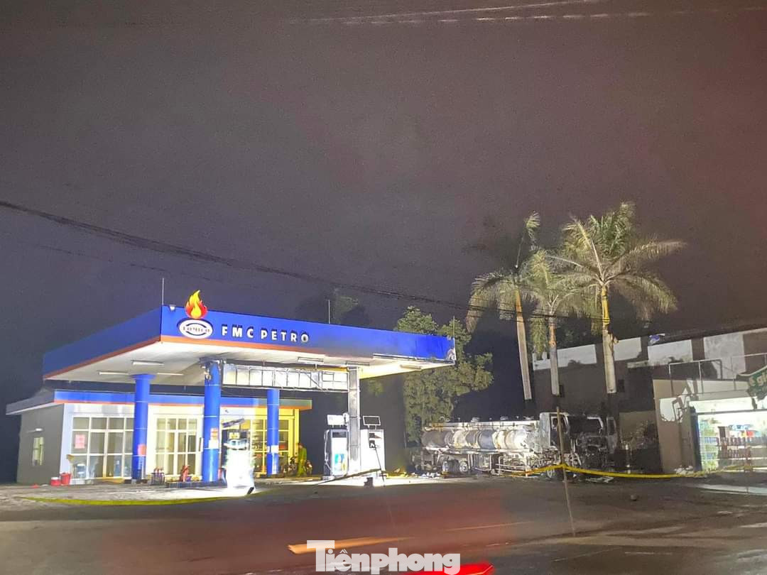 Vụ cháy khiến lái xe bồn và 2 nhân viên cây xăng bị bỏng.