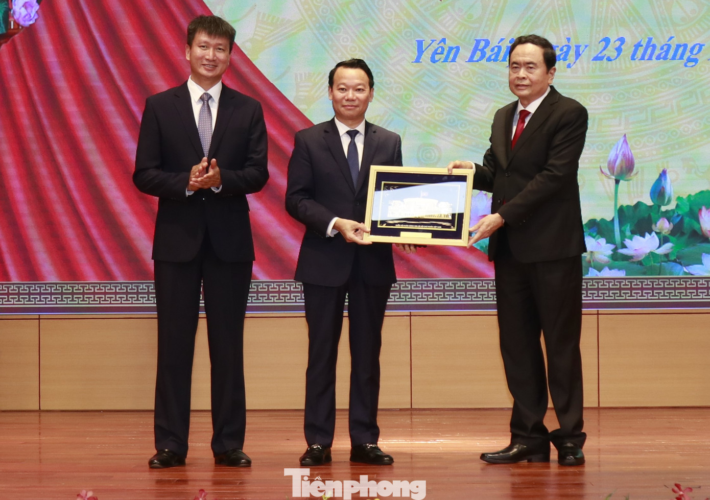 Phó Chủ tịch Thường trực Quốc hội trao tranh biểu tượng Nhà Quốc hội tặng tỉnh Yên Bái.