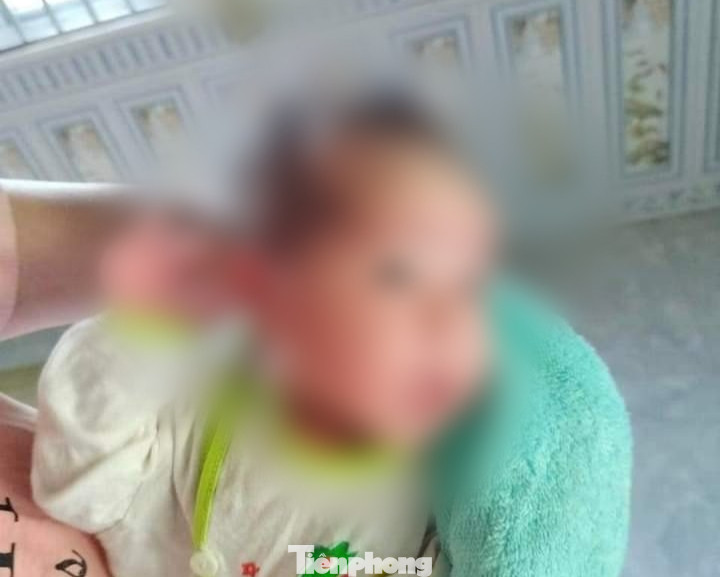 Bé gái 2 tuần tuổi bị bỏ rơi trước cửa nhà dân.