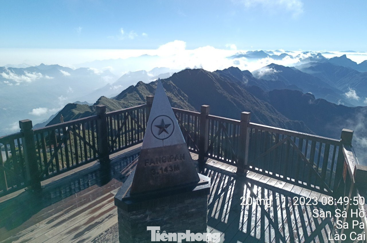 Đến 9h sáng cùng ngày, hiện tượng băng tuyết vẫn còn đọng lại trên mặt sàn tại đỉnh Fansipan.