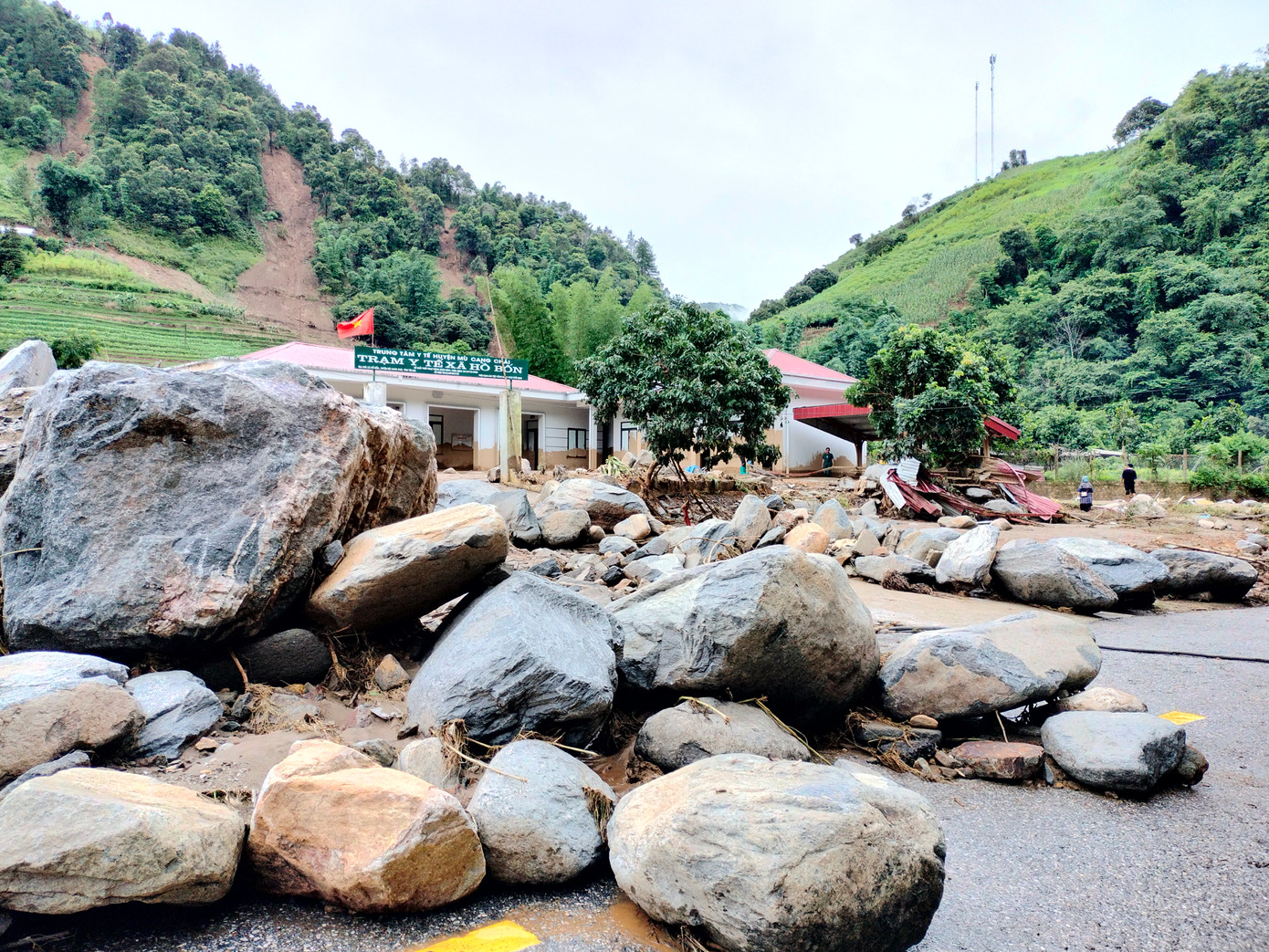 Mưa lũ gây sạt lở đất khiến 233 ngôi nhà bị thiệt hại, trong đó, trôi sập hoàn toàn (66); thiệt hại nặng (140); phải di dời khẩn cấp (27).