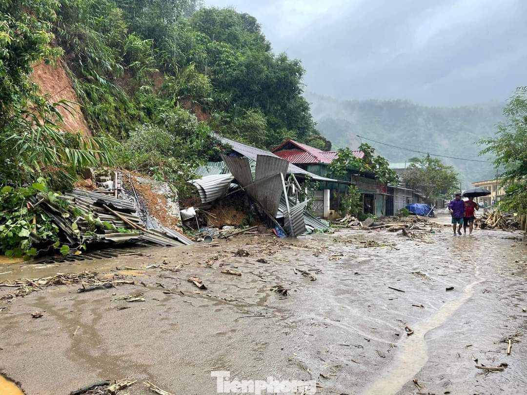 Trước đó, mưa lớn đã làm sạt lở đất, đá lăn vào nhà làm 2 cháu nhỏ ở bản Háng Bla Ha AB, xã Khao Mang là Cứ Thị Tú U (SN 2021) và Cứ Thị T (SN 2023) bị thiệt mạng. Trước đó, mưa lớn đã làm sạt lở đất, đá lăn vào nhà làm 2 cháu nhỏ ở bản Háng Bla Ha AB, xã Khao Mang là Cứ Thị Tú U (SN 2021) và Cứ Thị T (SN 2023) bị thiệt mạng.