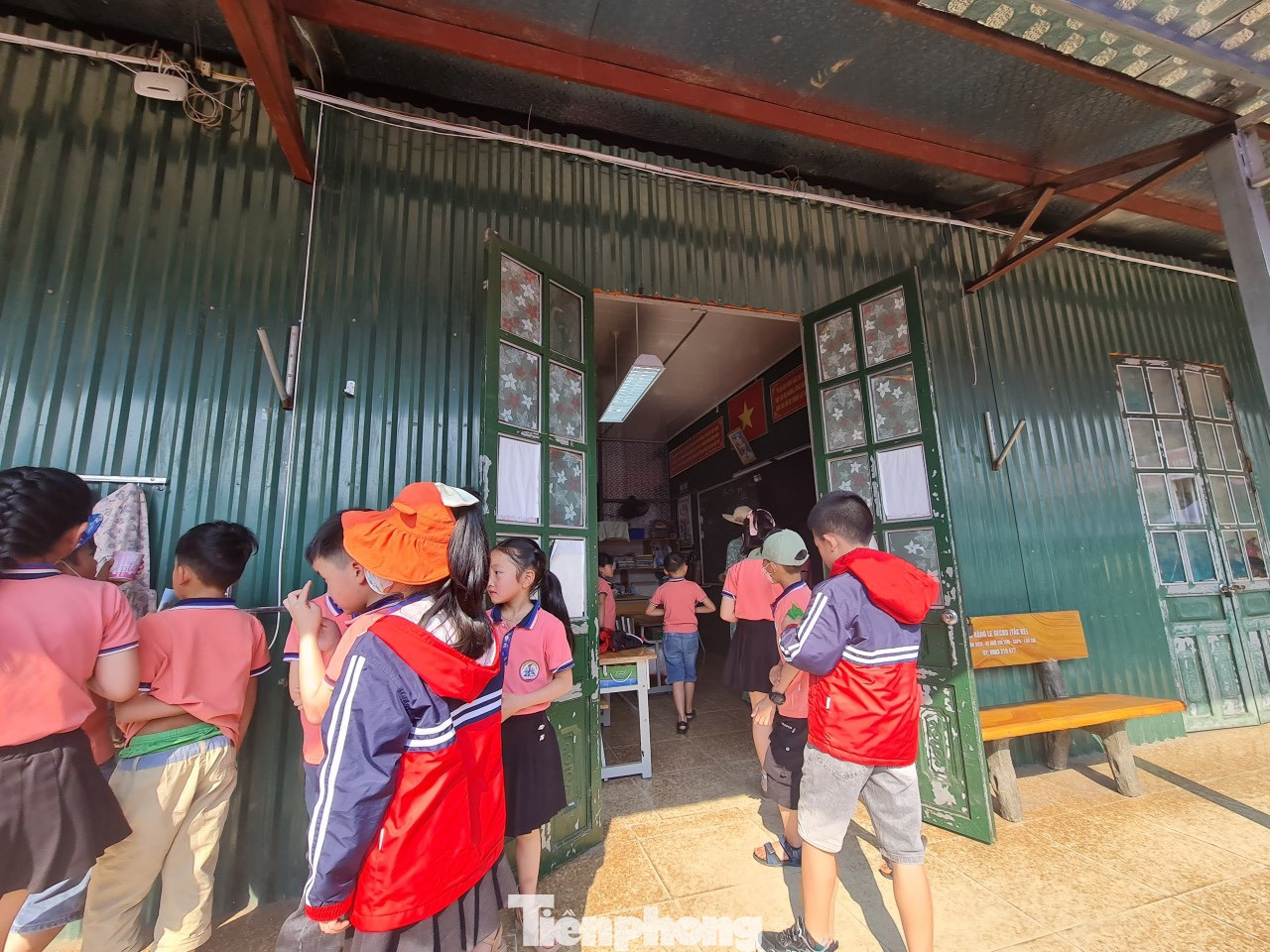 Thị xã phấn đấu quý I/2024 sẽ khởi công xây mới Trường Tiểu học Sa Pa với quy mô rộng hơn. Ngoài ra, thị xã cũng đẩy nhanh việc xây dựng các trường học ở phường Hàm Rồng, Cầu Mây để không xảy ra tình trạng quá tải trong thời gian tới.