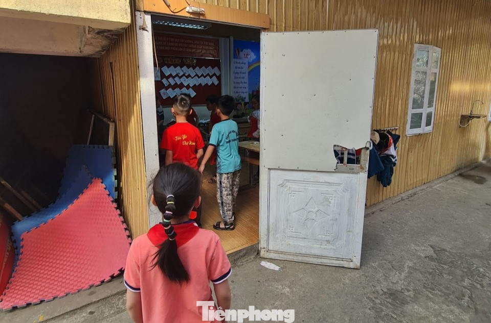 Để khắc phục tạm thời, ngành giáo dục thị xã dựng tạm các lớp học quây bằng tôn lạnh để đáp ứng đủ lớp học phục vụ cho việc dạy và học.