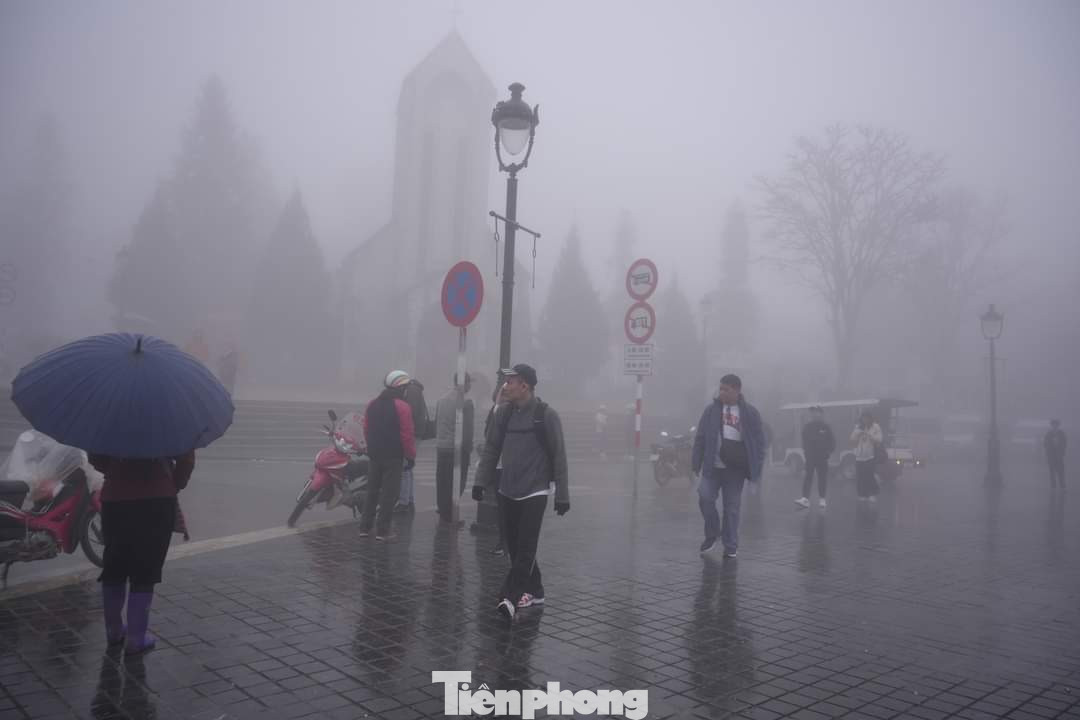 Theo ghi nhận của PV, chiều 17/12, tại trung tâm thị xã Sa Pa, nhiệt độ xuống dưới 10 độ C kèm theo mưa phùn khiến nhiều thời điểm khu vực trung tâm thị xã bị bao phủ bởi lớp sương mù dày đặc.