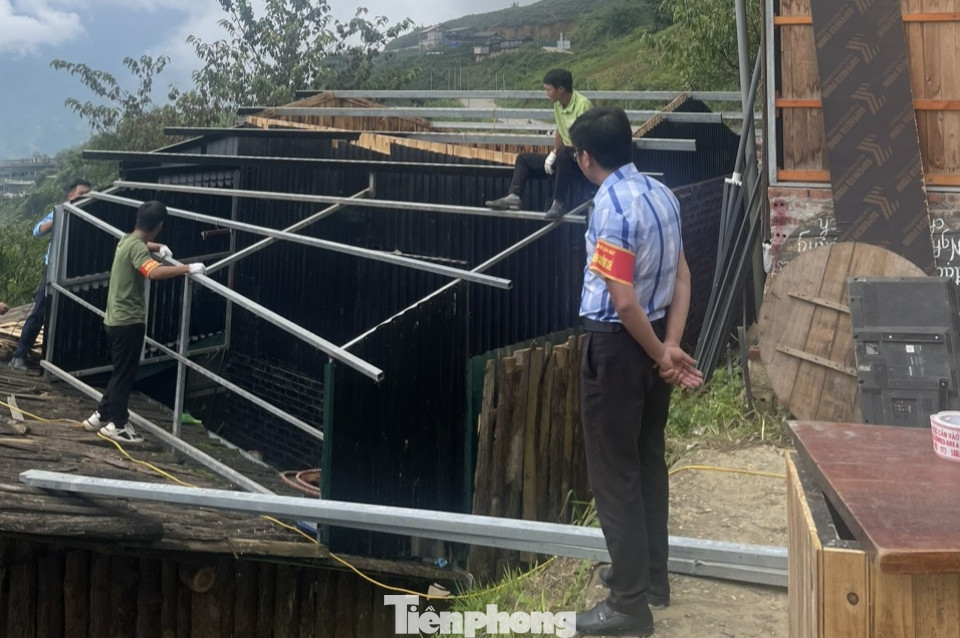 Sáng 19/8, trao đổi với Tiền Phong, ông Phạm Tiến Dũng - Phó Chủ tịch thị xã Sa Pa cho biết, UBND thị xã Sa Pa đang chỉ đạo lực lượng chức năng tiến hành tháo dỡ một số công trình vi phạm tại khu check-in Best View ở phường Cầu Mây.