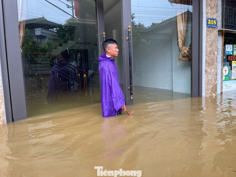 Đến đầu giờ chiều cùng ngày, khi mưa tạnh, lực lượng chức năng phối hợp cùng người dân khắc phục thiệt hại do mưa lũ. Đến đầu giờ chiều cùng ngày, khi mưa tạnh, lực lượng chức năng phối hợp cùng người dân khắc phục thiệt hại do mưa lũ.