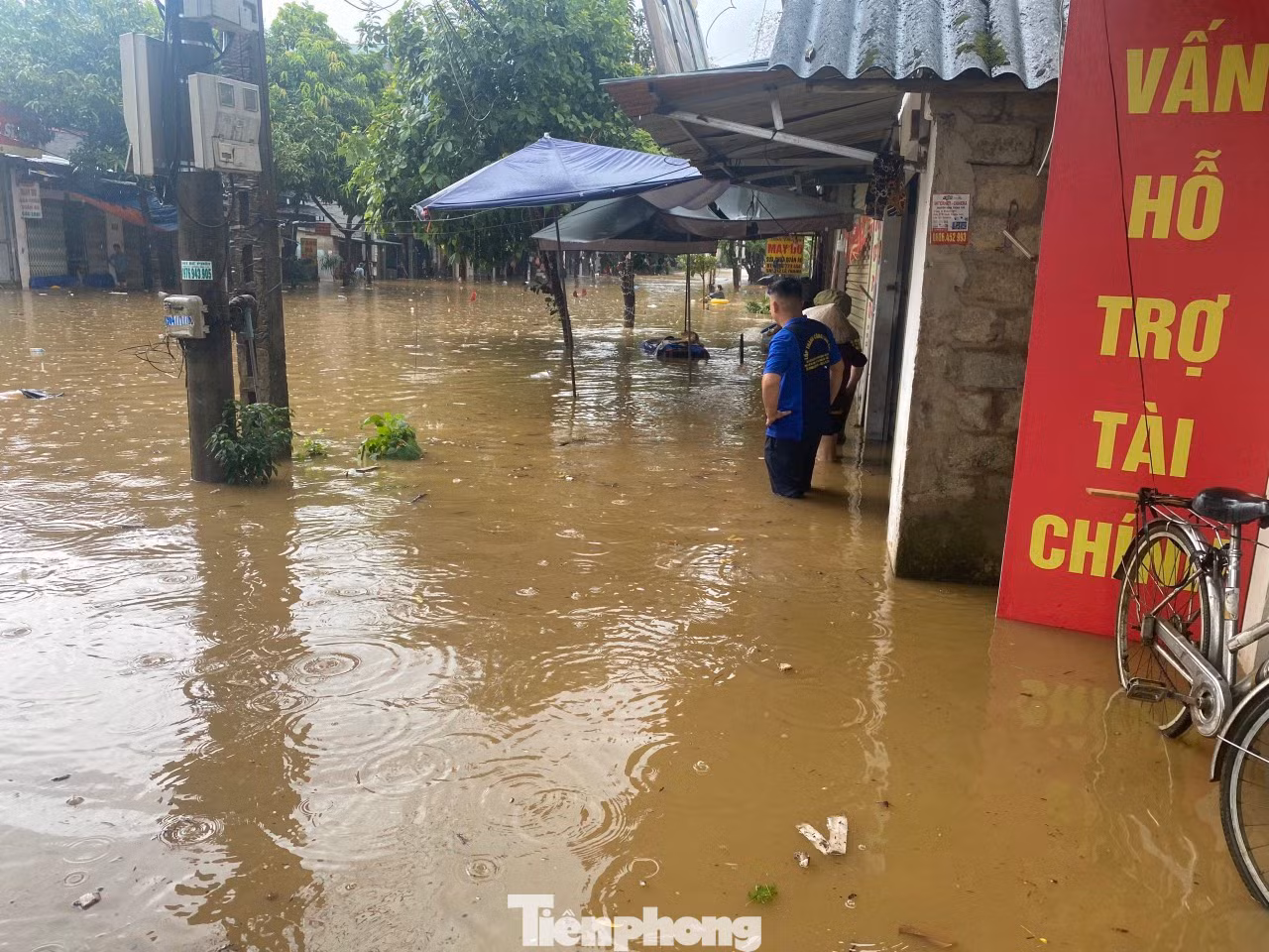 Mưa lớn, ngập sâu, người dân bơi phao trên phố Lào Cai ảnh 1
