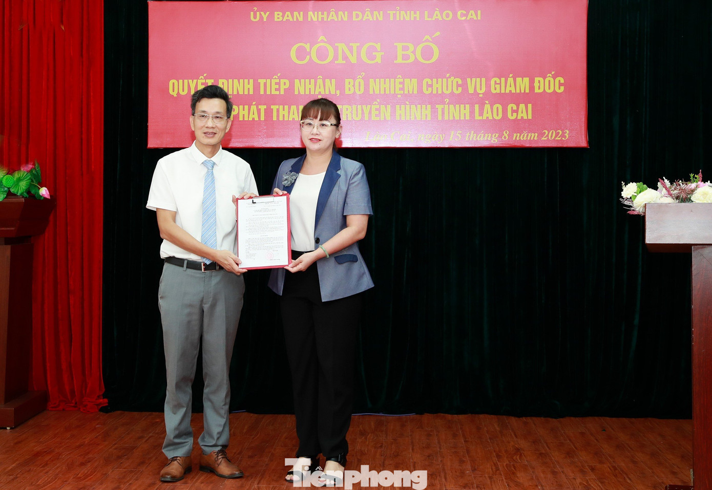 Bà Giàng Thị Dung - Phó Chủ tịch UBND tỉnh Lào Cai, trao quyết định tiếp nhận, bổ nhiệm ông Lê Trường Giang.