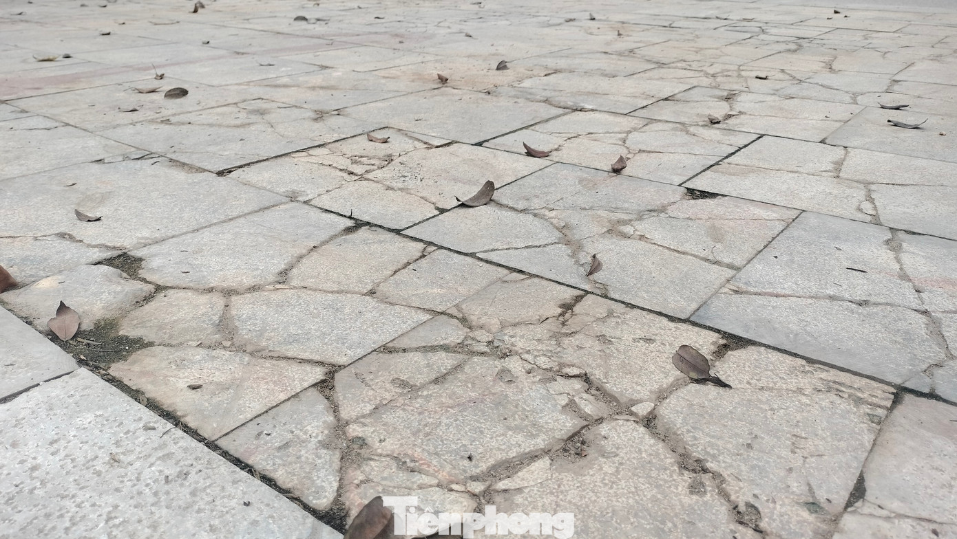 Tại gói thầu 09 thi công lát đá vỉa hè đường Yên Ninh (đoạn từ quán cà phê Đồng Tâm đến trường THPT Nguyễn Huệ) với tổng mức đầu tư gần 4 tỉ đồng do Công ty TNHH Xây dựng và Thương mại 268 Yên Bái thi công, vừa hoàn thành và đưa vào sử dụng từ tháng 1/2023, nhưng nhiều đoạn đã bị nứt, sứt, vỡ vụn.