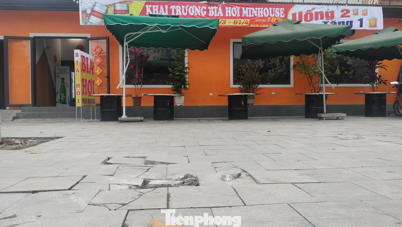 Công trình cải tạo, nâng cấp đường Nguyến Tất Thành (đoạn từ Trung tâm TP Yên Bái đến thị trấn Yên Bình, huyện Yên Bình) có số vốn đầu tư lên tới 121 tỉ đồng, do Công ty Nam Phong và Công ty Hoàng Trung thi công hoàn thành và đi vào sử dụng từ tháng 5/2022 đến nay, đá lát vỉa hè cũng đã vỡ.