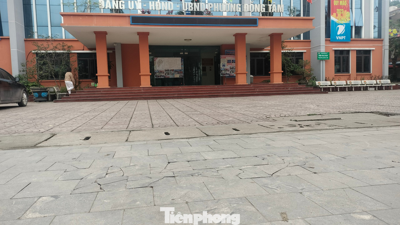 Ngay trước UBND phường Đồng Tâm hay trước cửa Trung tâm Hội nghị tỉnh, các viên đá lát cũng vỡ vụn, nhiều đoạn gồ ghề, xấu xí.