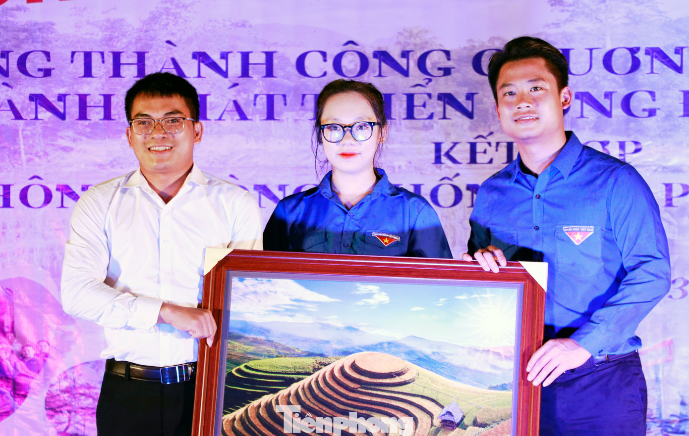 Tỉnh Đoàn Yên Bái trao quà đến đoàn thanh niên trường Học viện Thanh thiếu niên Việt Nam.