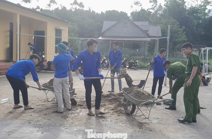 Bằng sự sáng tạo và đôi bàn tay khéo léo của đoàn viên thanh niên, lốp xe cũ đã được chế tạo thành xích đu, bập bênh, tạo nên sân chơi vừa đẹp mắt, vừa tiết kiệm cho các em nhỏ.