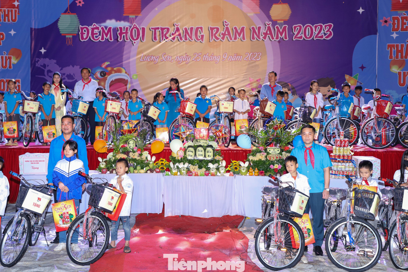 Hàng trăm phần quà có giá trị được trao đến các em nhỏ là con em công nhân. Hàng trăm phần quà có giá trị được trao đến các em nhỏ là con em công nhân.