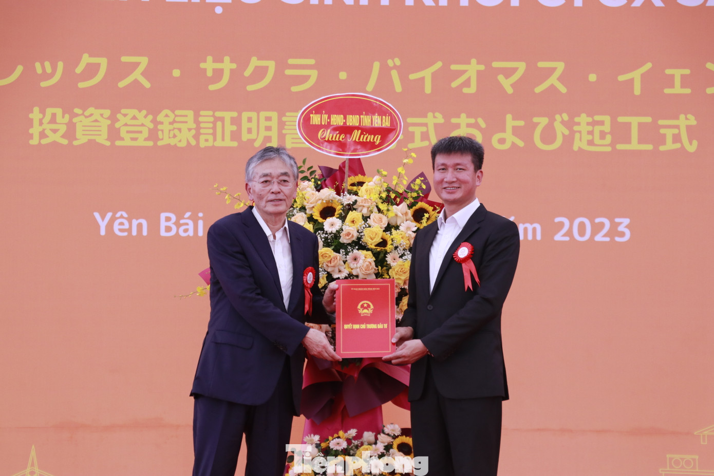 Chủ tịch UBND tỉnh Yên Bái Trần Huy Tuấn (phải) trao chứng nhận đăng ký đầu tư dự án và tặng hoa chúc mừng Công ty Cổ phần Erex. Chủ tịch UBND tỉnh Yên Bái Trần Huy Tuấn (phải) trao chứng nhận đăng ký đầu tư dự án và tặng hoa chúc mừng Công ty Cổ phần Erex.