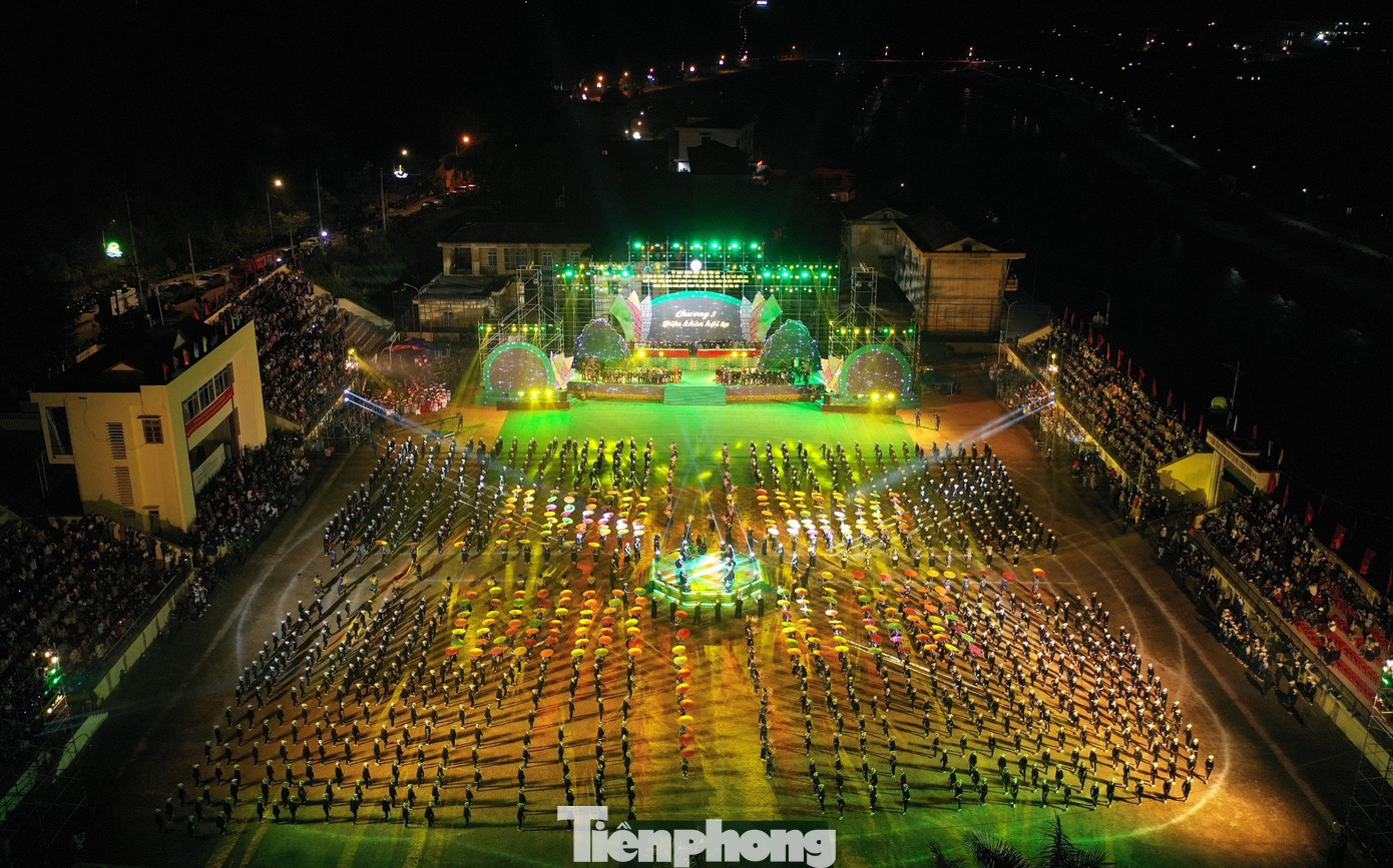 Màn trình diễn Điệu khèn hội tụ của hơn 1.000 nghệ nhân và học sinh. Màn trình diễn Điệu khèn hội tụ của hơn 1.000 nghệ nhân và học sinh.