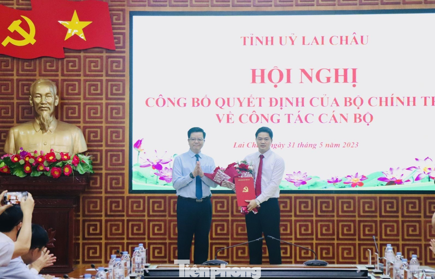 Ông Mai Văn Chính - Ủy viên Ban Chấp hành Trung ương Đảng, Phó Trưởng Ban Thường trực Ban Tổ chức Trung ương - trao quyết định Phó Bí thư Tỉnh ủy Lai Châu cho ông Vũ Mạnh Hà.