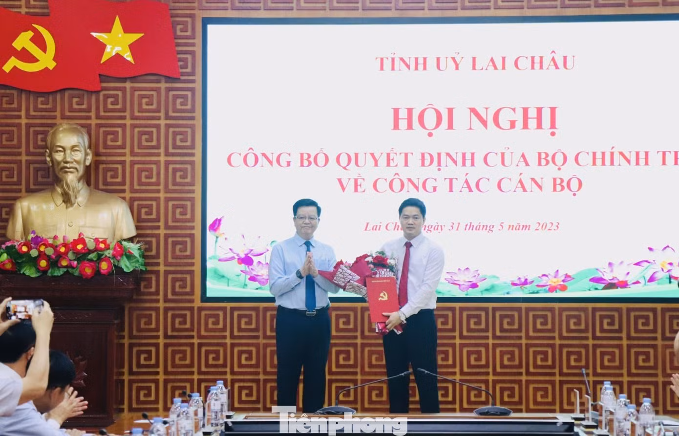 Ông Mai Văn Chính - Ủy viên Ban Chấp hành Trung ương Đảng, Phó Trưởng Ban Thường trực Ban Tổ chức Trung ương - trao quyết định Phó Bí thư Tỉnh ủy Lai Châu cho ông Vũ Mạnh Hà.