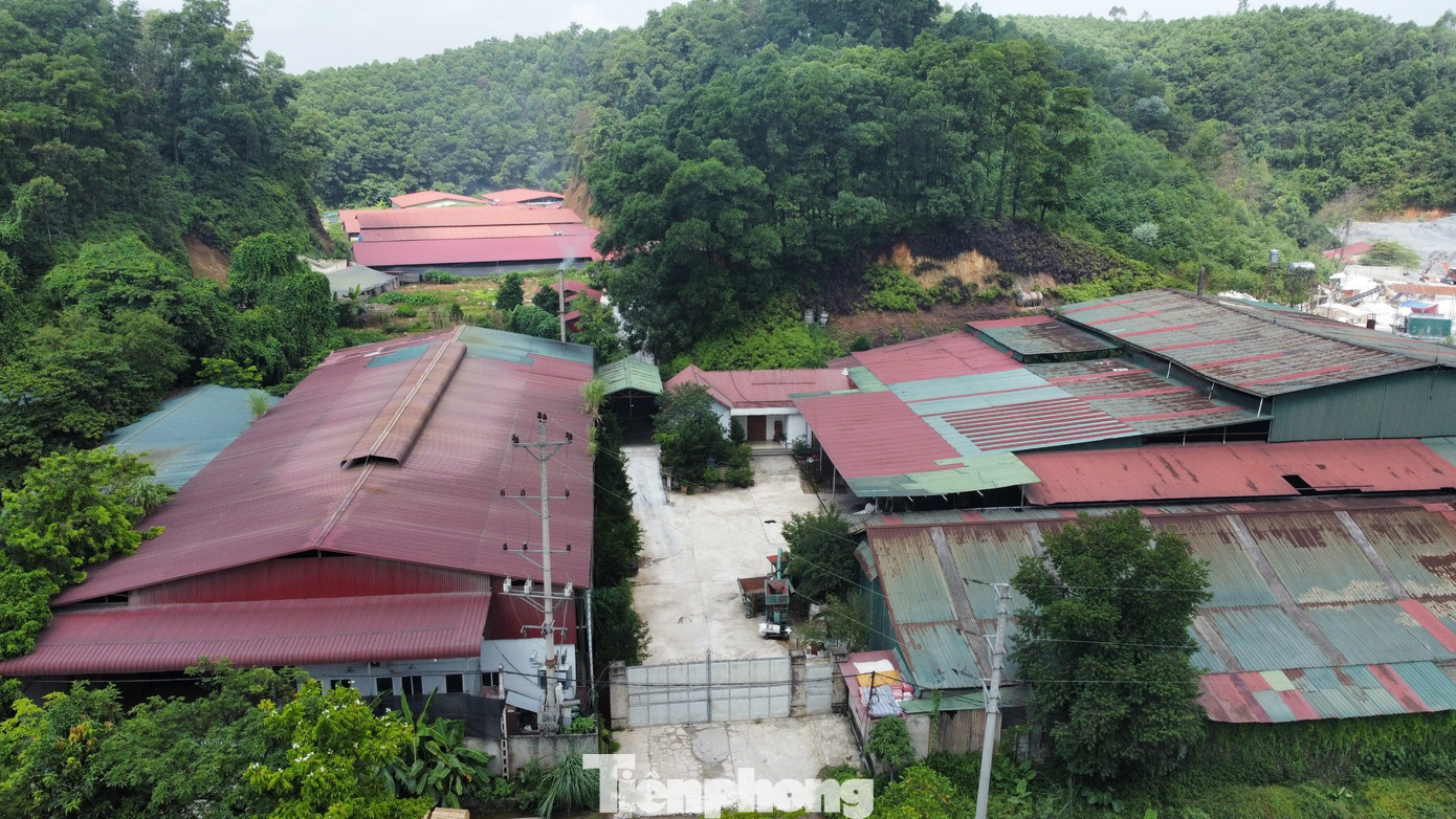 UBND xã Văn Phú từng ra công văn yêu cầu cơ sở chăn nuôi này dừng hoạt động, có phương án di dời, xử lý phần xả thải gây ô nhiễm môi trường. Tuy nhiên, qua ghi nhận của PV, cơ sở trên vẫn ngang nhiên hoạt động.