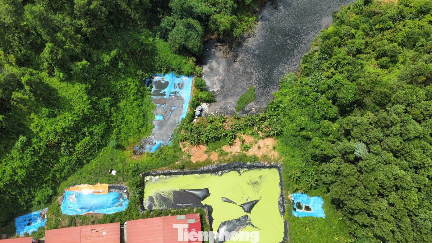 Trong khi đó, người dân phản ánh về trại lợn chăn nuôi quy mô lớn liên tục xả thải xuống đầm Khe Đá, gây ảnh hưởng nguồn nước, làm chết cá của người dân.